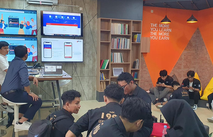 ANTUSIAS: Mahasiswa FBE UII Jogja tengah berada di dalam gedung galeri investasi pasar modal Condongcatur, Depok, Sleman kemarin (5/3).
