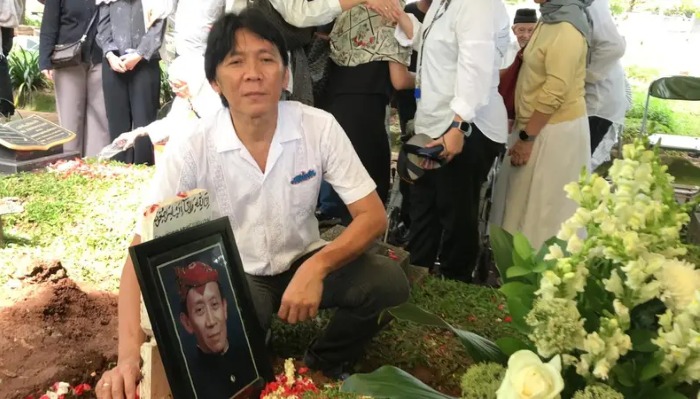 Jenazah Ayah Dimakamkan, Bimbim Slank Berusaha untuk Tetap Tegar