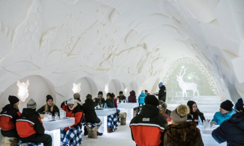 Restoran di Kemi Snow Castle, wisata unik di Finlandia.