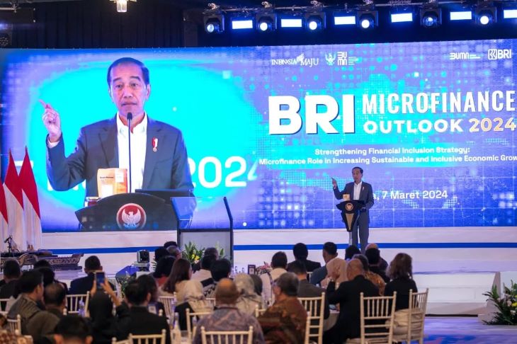 Presiden Joko Widodo (Jokowi) memberi sambutan dalam pembukaan BRI Microfinance Outlook 2024 di Jakarta, Kamis (7/3/2024).
