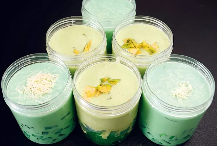Dessert buko pandan dan avocado milk cheese beragam isian yang pas untuk hidangan pembuka setelah berpuasa.