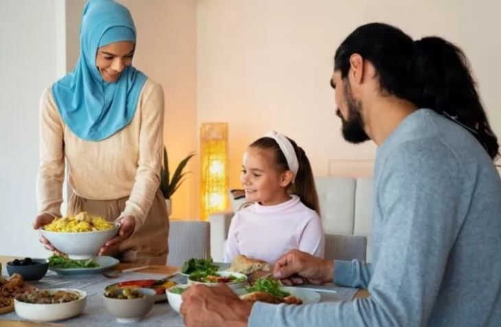 Sahur bersama merupakan salah satu cara mengajarkan anak untuk berpuasa selama Ramadhan.