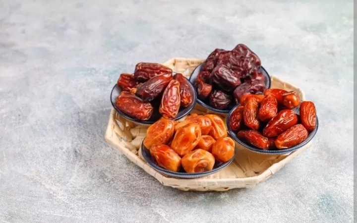 Pentingnya mengonsumsi kurma dalam Islam.