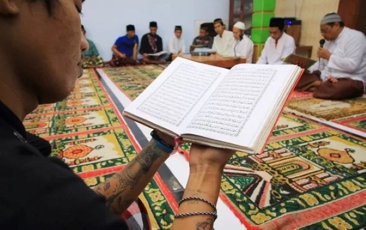 Salah seorang warga binaan Lapas Kelas II B Ngawi mengikuti tadarus Alquran.
