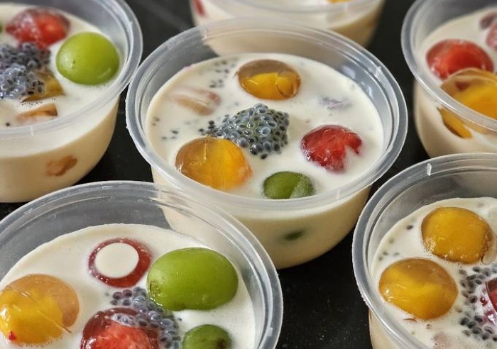 Fruit Jelly Ball, menu takjil yang cocok untuk berbuka puasa dan bisa kalian jadikan ide jualan dengan rasa yang segar,enak dan pastinnya mudah dibuat.