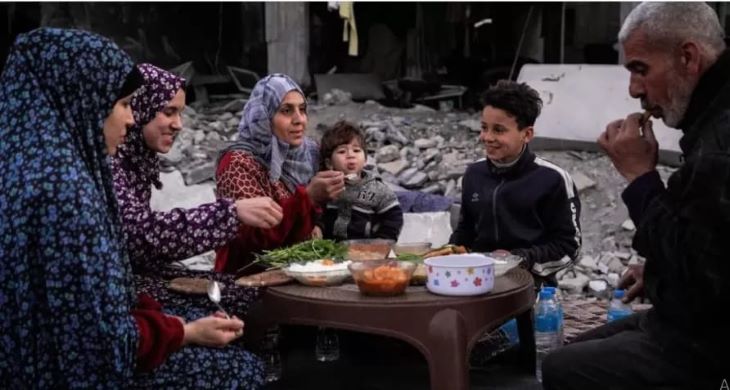 Umat Muslim di Gaza berbuka puasa Ramadhan di tengah perang yang melanda negara mereka.