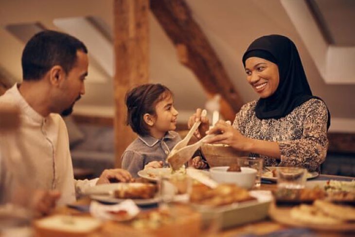Ilustrasi berbuka puasa bersama keluarga.