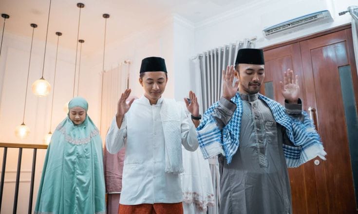 Caption: Ilustrasi sholat berjamaah bersama keluarga.