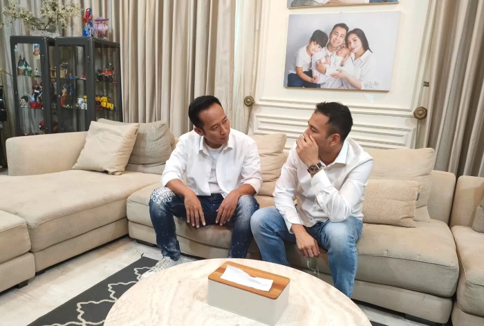 Raffi Ahmad yang sedang bersama dengan Denny Cagur.