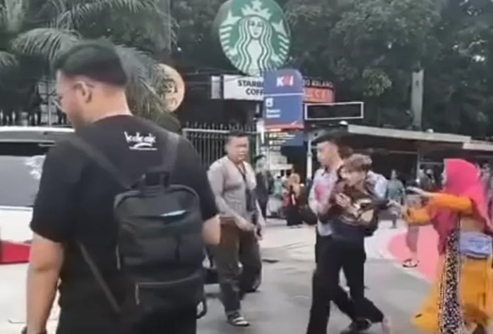 Viral di media sosial pelaku jambret terpeleset saat akan melakukan aksinya di Kawasan Gambir, Jakarta Pusat.
