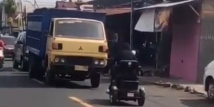 Ada saja tingkah ibu-ibu yang sukses bikin orang geram di sekelilingnya.
