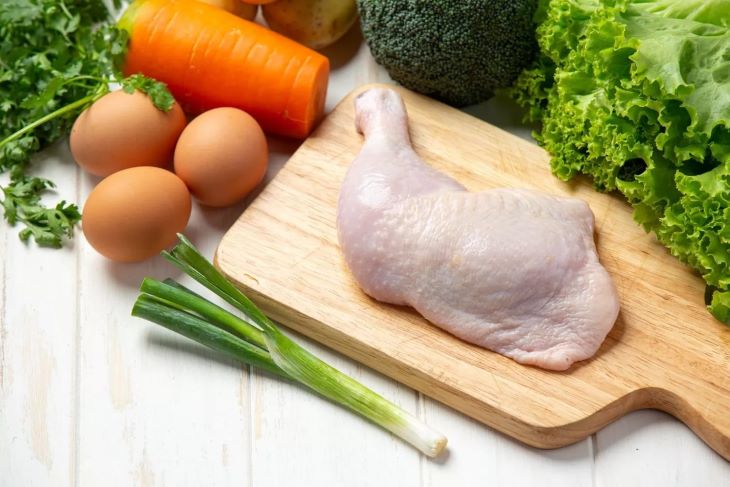 Ilustrasi daging ayam dan telur.