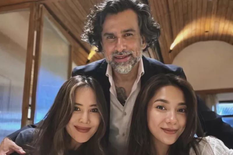 Momentum Artis Dinda Kirana (kanan) foto bareng Jeremy Thomas dan Ina Thomas.