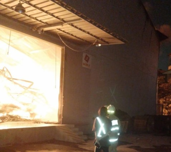 Gudang Lazada di Cengkareng alami kebakaran.