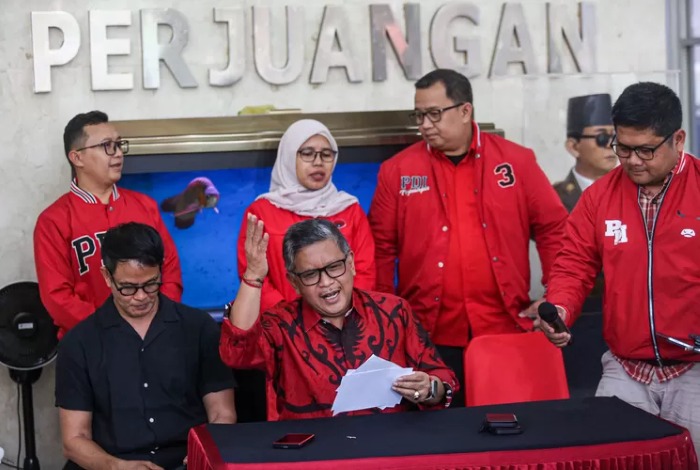 Sekjen Partai Demokrasi Indonesia Perjuangan (PDI-P), Hasto Kristiyanto (tengah) pada konferensi pers di Kantor DPP PDI Perjuangan, Jakarta, pada Kamis (1/2/20224).