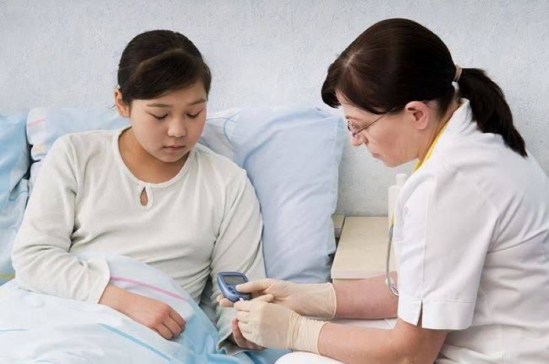 Ilustrasi Pasien Diabetes saat melakukan tes glukosa darah.