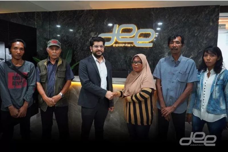Producer/CEO Dheeraj Kalwani bersama orang tua dan keluarga Vina Cirebon.