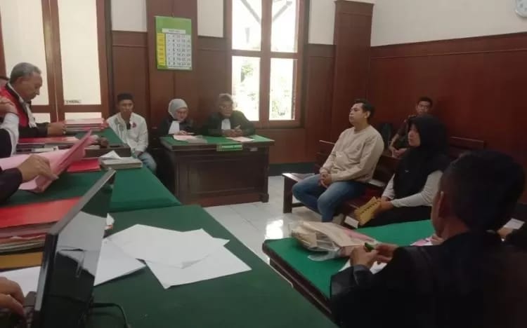 KHILAF: Adi Laksamana disidang terkait skandal jual istri di Surabaya.