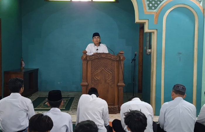 KHUSYUK: Setelah menunaikan salat Duha bersamaan, warga sekolah di MAN 3 Kulon Progo turut mendengarkan kultum dari penceramah.