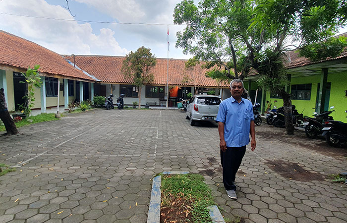 MENGABDI: Kepala SMK Budhi Dharma Piyungan Sudirman saat ditemui di sekolah kemarin (26/3).