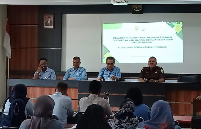 KOMITMEN: Bupati Bantul Abdul Halim Muslih dan Kepala Kejari Bantul Farhan saat perjanjian kerja sama di SMPN 1 Bantul kemarin (26/3).