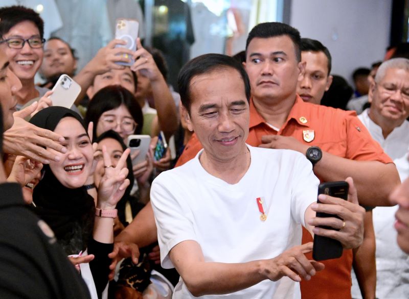 Presiden Jokowi foto bersama pengunjung pusat perbelanjaan di Pontianak, Rabu (20/3/2024) malam.