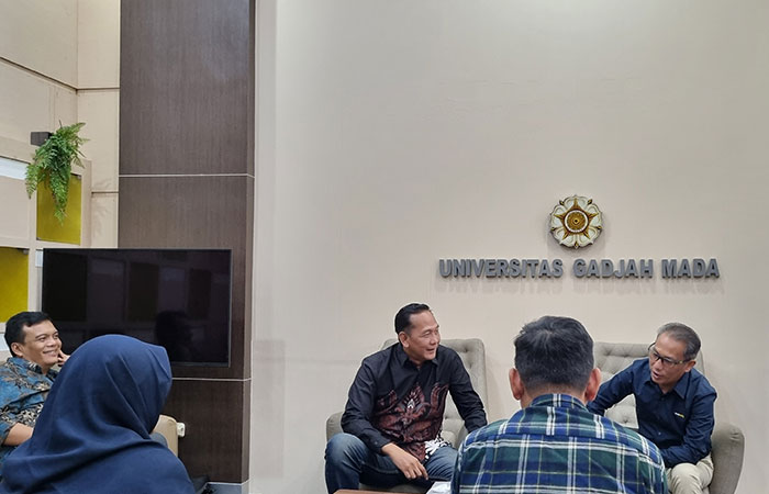 FOKUS: Sesi diskusi dan audiensi yang dilakukan oleh Direktur Radar Jogja Ananto Priyatno bersama Sekretaris UGM Andi Sandi Antonius Tabusassa kemarin (27/3).