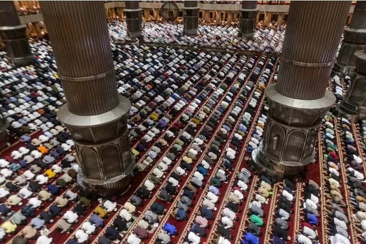Umat Islam melaksanakan ibadah Sholat Tarawih pertama di Masjid Istiqlal, Jakarta.