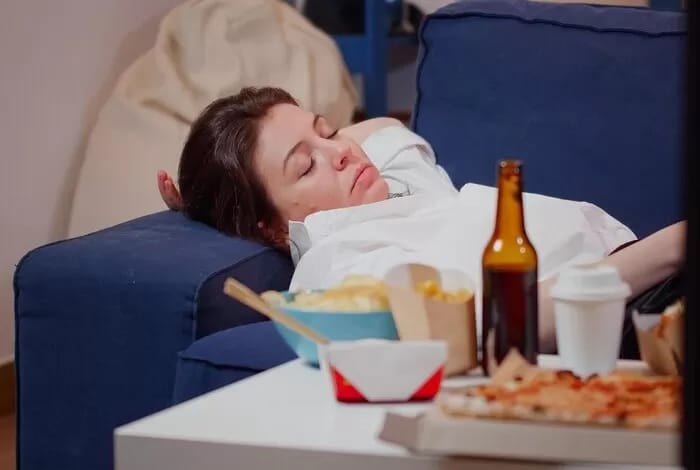 Ilustrasi orang mengantuk setelah berbuka puasa.