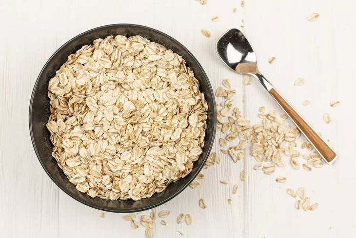 Mangkuk berisi oatmeal.