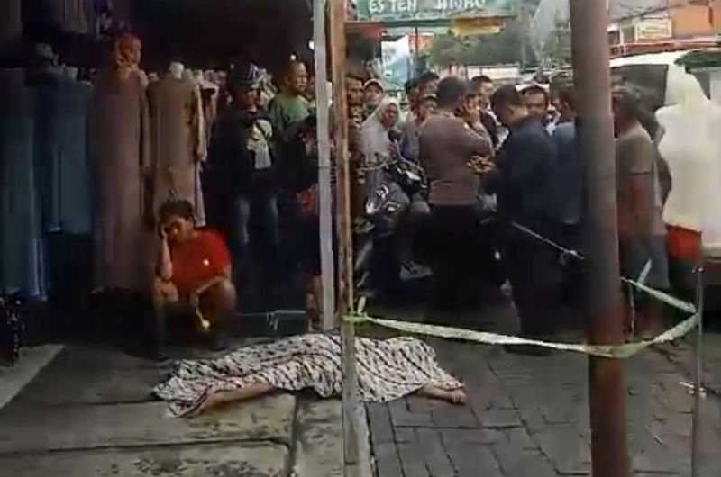 Korban pembunuhan tergeletak di depan tokonya, pasca ditusuk pedang terjadi di Tangerang.
