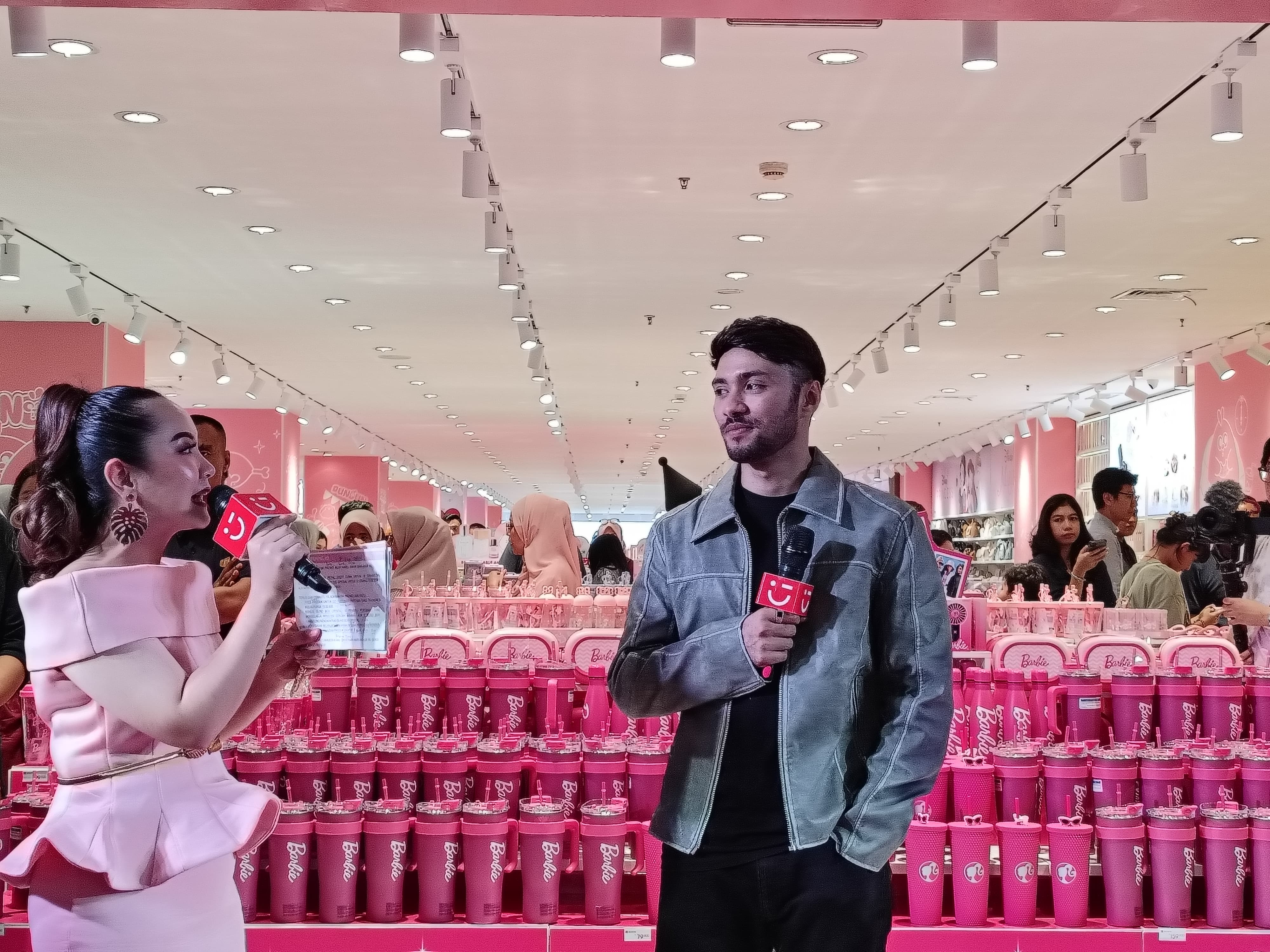 Grand Opening Miniso Transmart di Mal Kota Kasablanka, Refal mengungkapkan apa saja barang-barang yang wajib dibawa saat bepergian. Salah satunya yaitu kipas portable.