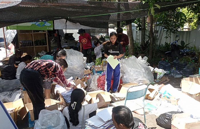 KONSISTEN: Volunteer green team USD belajar peduli lingkungan Bank Sampah Go Green Padukuhan Cupuwatu, Purwomartani, Kalasan belum lama ini.