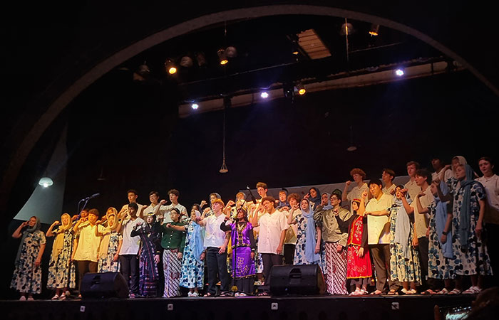 MERIAH: Acara Choir in harmony kolaborasi antara Madrasah Muallimat Jogjakarta dengan Mountain View High School (MVHS) California di Societet Taman Budaya Yogyakarta (TBY) k