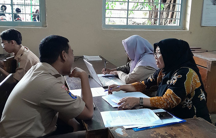 DIFASILITASI: Pelajar SMAN 3 Jogja saat konsultasi dengan guru mengenai jurusan yang akan dipilih memasuki persiapan kuliah.