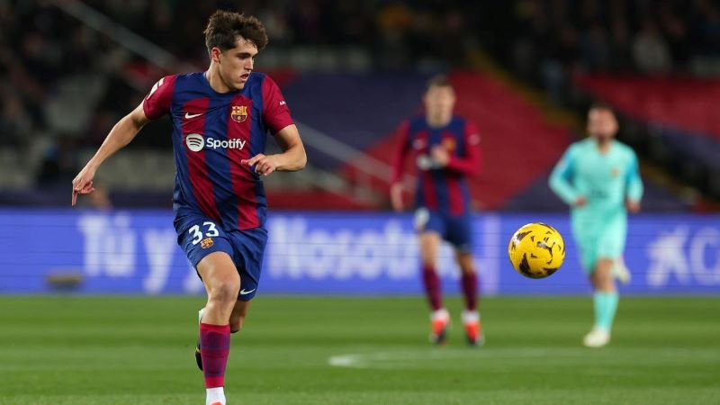 Pau Cubarsi saat beraksi di tengah lapangan sepak bola. Dia berhasil pukau fans Barcelona.