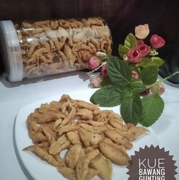 kue bawang gunting.