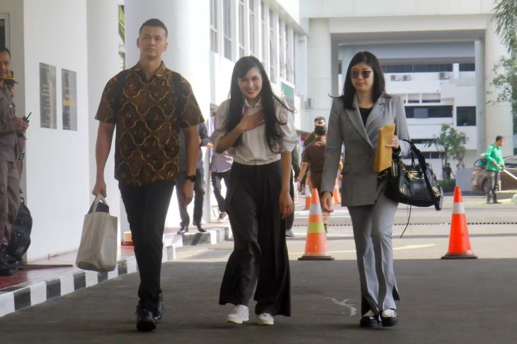 Artis Sandra Dewi mendatangi gedung Kejaksaan Agung, Jakarta, Kamis (4/4/2024). Sandra Dewi didampingi oleh dua orang lainnya. Diketahui suami Sandra Dewi, Harvey Moeis, saat ini ditahan.