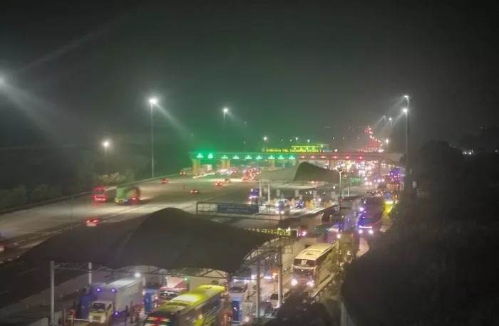 Antrean kendaraan arus mudik Lebaran 1445 Hijriah di Gerbang Tol (GT) Cikampek Utama (Cikatama), Jalan Tol Trans Jawa.