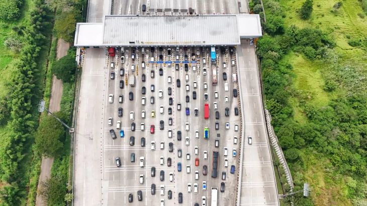 Ribuan kendaraan memasuki Gerbang Tol Cikampek Utama menuju arah Tol Cipali di Karawang, Jawa Barat, Sabtu (6/4/2024).