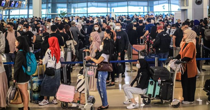 Sejumlah pemudik memadati counter ceck-in Terminal 3, Bandara Soekarno-Hatta, Tangerang, Sabtu (06/04/2024). Pengelola Bandara Soekarno-Hatta menyebut pada puncak mudik yang terjadi hari Sabtu.
