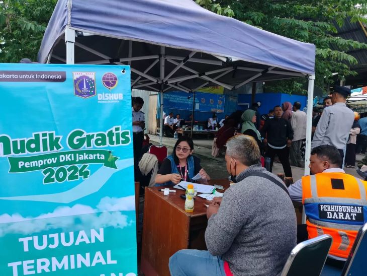 Petugas memverifikasi data pemudik dalam Program Mudik Gratis Sepeda Motor Kemenhub dan Pemprov DKI di Terminal Tirtonadi, Sabtu (13/4/2024).