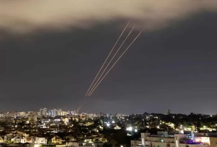 Sistem anti rudal beroperasi setelah Iran meluncurkan drone dan rudal ke arah Israel.