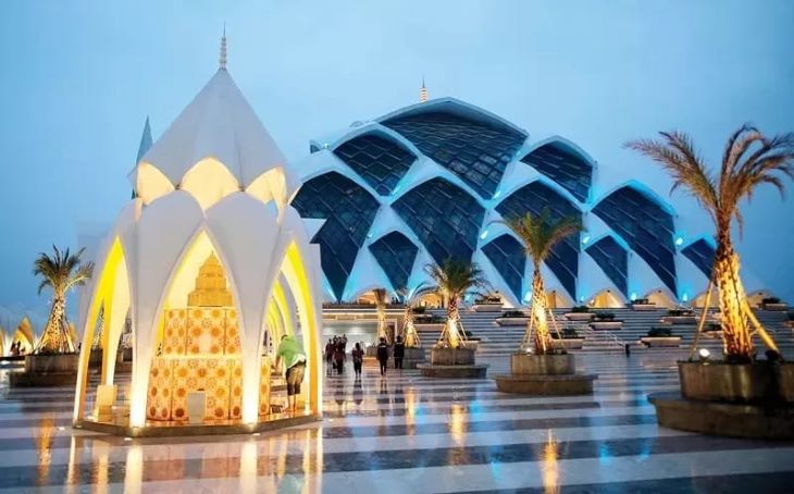 MENYEMARAKKAN RAMADAN: Sejumlah pengujung sedang berwudhu di Masjid Raya Al-Jabbar, Kota Bandung.