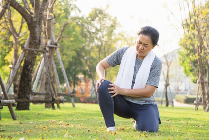 Rutin berolahraga serta mengonsumsi vitamin yang tepat dapat membantu menjaga kesehatan tulang.