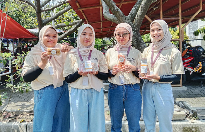 KREATIF: Mahasiswa UNY yang berhasil mengolah ampas tahu menjadi bistik dengan nilai ekonomi yang lebih tinggi.