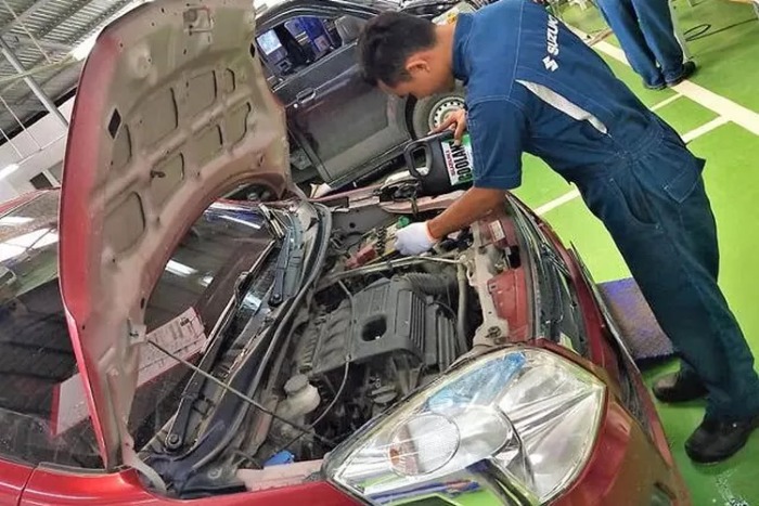 ilustrasi perawatan mesin mobil.