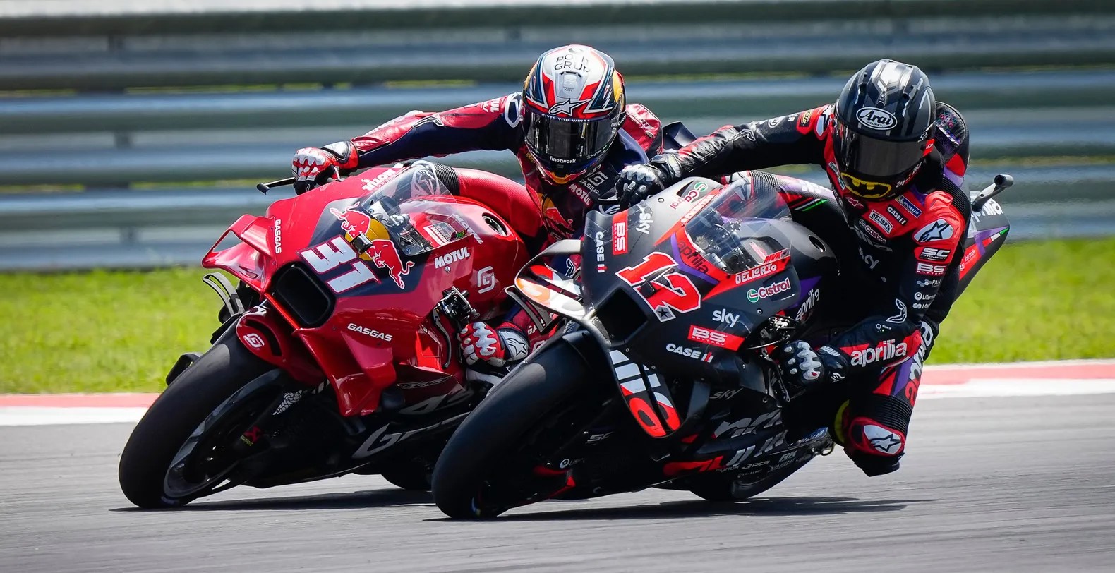 Pedro Acosta ingin menyalip Vinales.