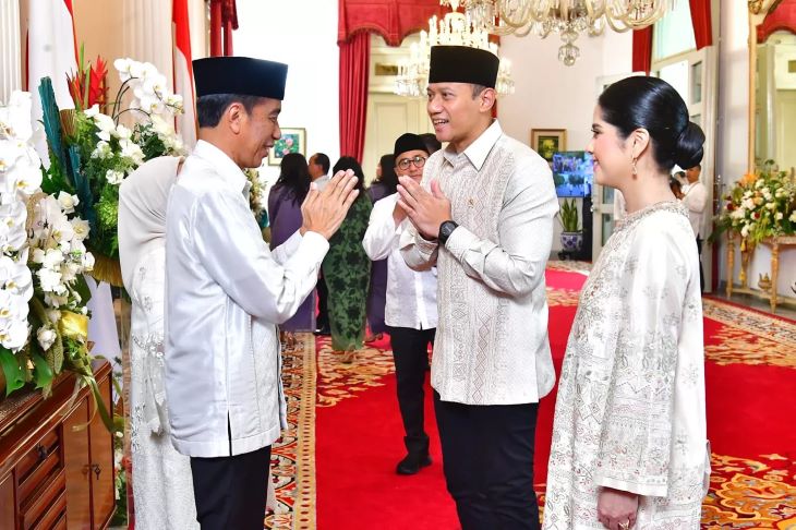 Presiden Joko Widodo berjabat tangan dengan Menteri ATR/Kepala BPN Agus Harimurti Yudhoyono saat open house Hari Raya Idul Fitri 1 Syawal 1445 H di Istana Negara, Jakarta, Rabu (10/4/2024).