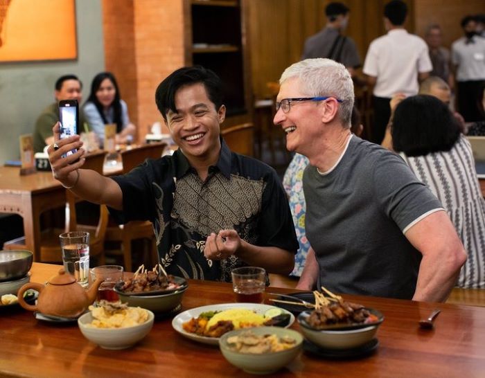 bos besar apple Tim Cook tengah menikmati sate ayam